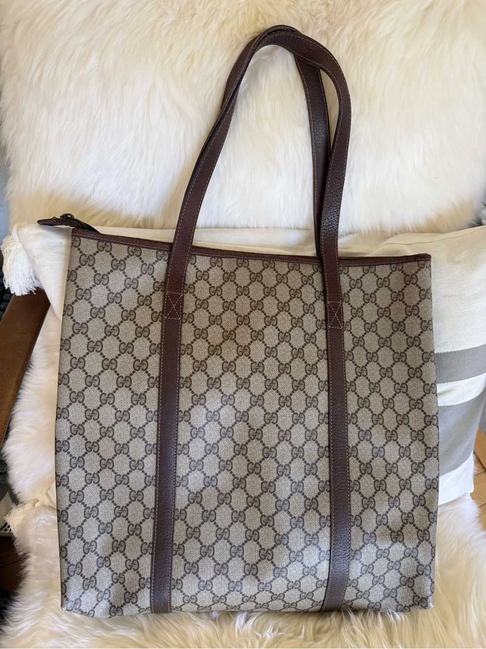 Gucci- AUTHENTIC ๐ Beige GG Supreme Tote with Brown Leather Trim & Zip Closure - Picture 2 of 11